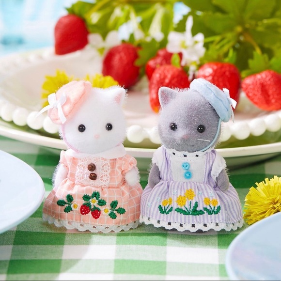 Calico Critters Strawberry and Dandelion Embroidery Limited Edition Gift Set - Picture 5 of 11